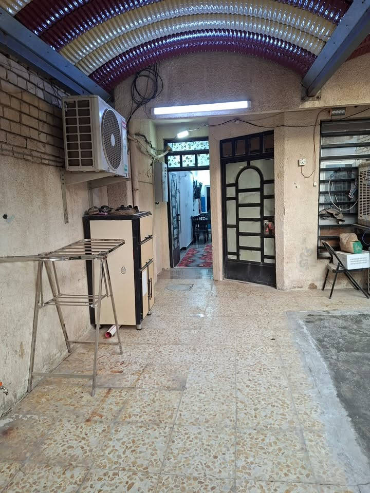 السلام عليكم
بيت للبيع الزعفرانية الاربع شوارع 

كاع حجي جعفر فرع ازياء عبودي 

يبعد 10 بيوت عن الطابو 

مساحة البيت 100 بالسند واقع حال 110 

واجهة 5 يتكون من طرمة جبيرة واستقبال وصاله ومطبخ مع حمام 

وغرفتين 

بناء ممتاز  مجاري تبليط بالباب  شتايكر السطح 

بيت جاهز كامل 

للاستفسار الاتصال عل الرقم لا تراسلني شراي خابر 

***********
