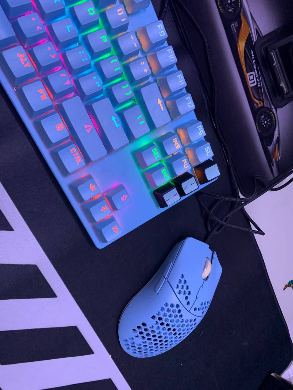 اول تم25 مع التوصيل 
كيبورد ميكانيكل بلو اسويتج
مع ماوس تحكمdpi  وازرار جانبيه وتحكم rgb
وباد ماوس
