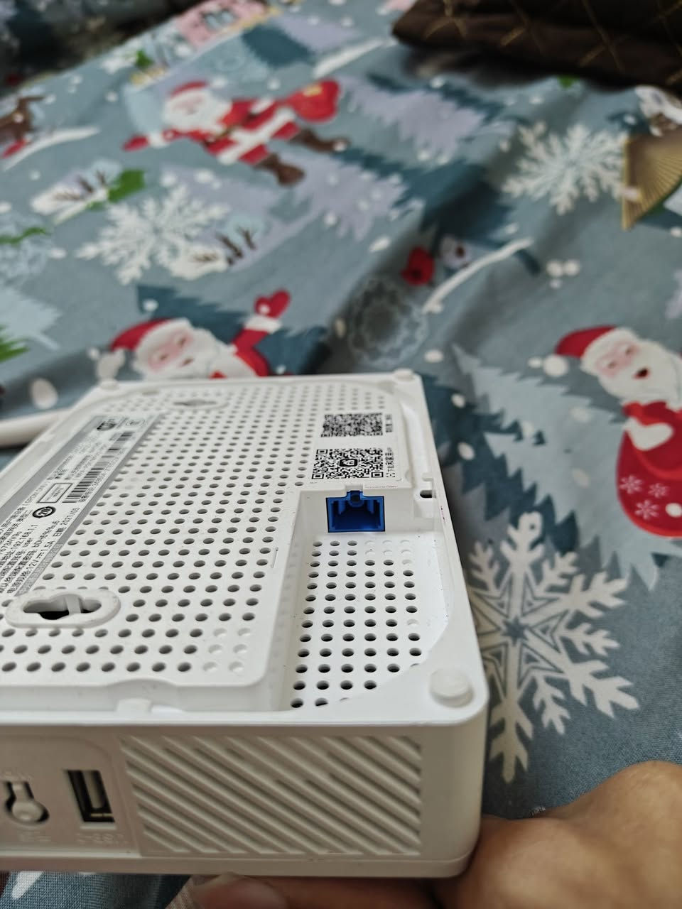 راوتر ضوئي ZTE منفذ 1Gجديد مع محولة 20 ألف وبي مجال موجود توصيل للتواصل ***********
