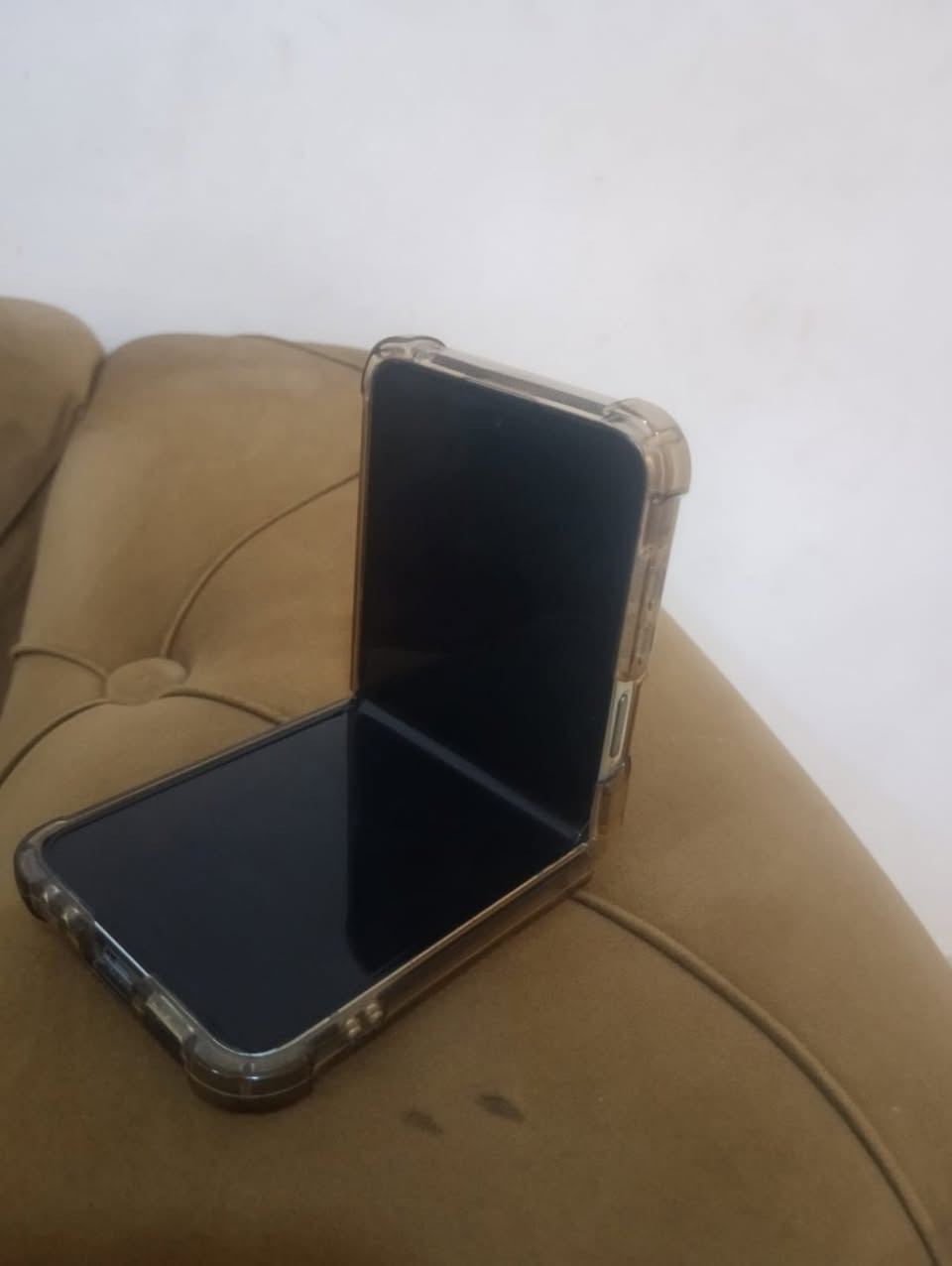Samsung Galaxy Z Flip 5 (نسخة يابانية أصلية 🇯🇵)✨ الوضع الداخلي والأداء:الوضع العام: الجهاز غير مفتوح وغير مصلح نهائياً، وبحالة بلاد الشركـة (على الفحص).الأداء والكاميرات: الكاميرات أمامية وخلفية فول دقة، الصوت والشحن والبطارية والتاتش كله شغال 100%.الشاشة الخارجية: شغالة ونظيفة تماماً وبدون أي مشاكل.🔍 الملاحظات (للأمانة وبراءة الذمة وموضحة بالصور):السايم (المفصل الخارجي): بيه شخوط ونقرات واضحة نتيجة الاستخدام، مجرد مظهر خارجي وما مؤثرة على فتح وقفل الجهاز نهائياً.الشاشة الداخلية: بيها نقطتين سوداوين صغار فوق بزاوية شريط الإشعارات (قرب الشبكة)، ثباتات وما مؤثرات على اللمس أو الرؤية نهائياً ولا يبينن بالاستخدام اليومي
السعر النهائي: 340,000 دينار عراقي قفل (سعر لقطة ومناسب جداً بالنسبة لمواصفات الفليب 5).📍 الموقع والتواصل:المكان: بابل / الحلة - شارع 80 (قرب الموارد المائية).للتواصل والاتصال: *********** (أو راسلني خاص).
