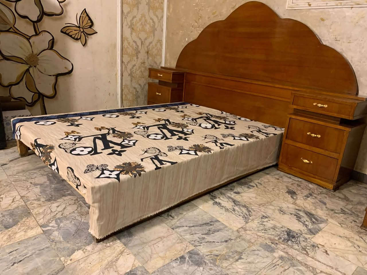 من رخصت مدير محترم عندي غرفه نوم سته ملحق   صاج درجه اولى خشب ثقيل 5 ملم الغرفه داخل وخارج صاج الغرفه حيل ثكيله ونضيفه يعني الياخذه بالعافيه عليه اي ضرار مابيه السعر 450  رقم هاتف *********** بغداد اني مكلفه بالنشر اذا تحبون اتصلو عل رقم
