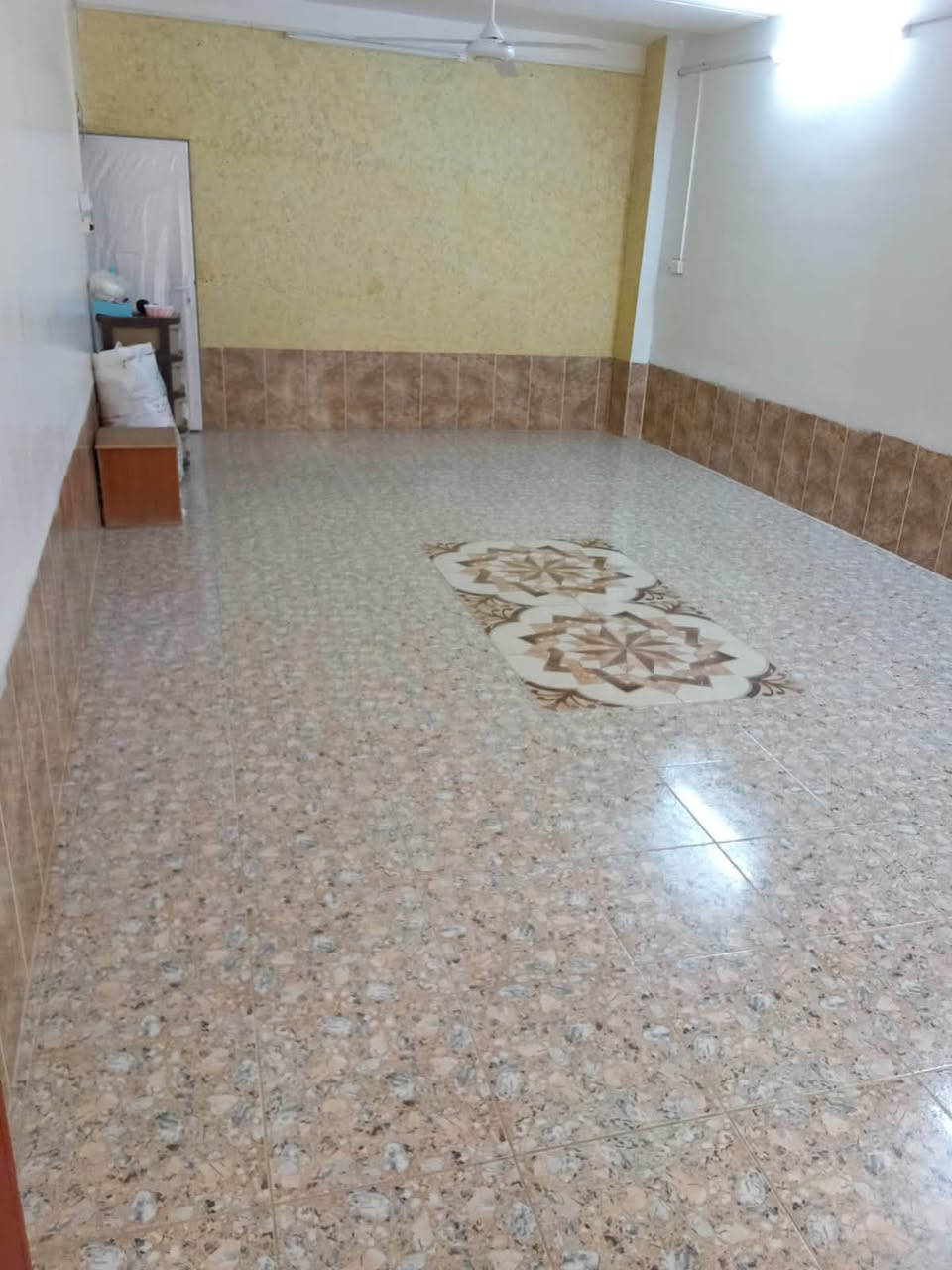 السلام عليكم بيت للبيع
الديوان طول ٨ عرض ٤ عگاده سيراميك 

الهول ٦ ب ٤ 

الممر ٤ ب ٢ 

الحمام ٢ ب ٢ 

المطبخ ٥ ونص ب ٤ صب مو سيراميك 

تواليت متر ب متر 

الغرفه ٥ ب ٤ ارضيه صب

المدخل ٢ ب ٢ سيراميك 

الطابق الثاني 

غرفه ٥ ونص ب ٤ عگاده صب 

ممر بين الغرف ٥ طول عرض ٢ 

غرفه ٥ ب ٤ 

غرفه ٧ ب ٤ 

غرفه ٥ ب ٤  

مخزن عرض متر ب ٤ طول 

صحيات ٢ ب ٢ عگاده 

الباقي سندويچ ومسطر 

الطرمه كبيرة ترهم كراج هم 

صحيات خارجيه كامله 

 المساحه ٣٠٠ متر 

ومتر ونص داير البيت

بس مو طابو 

العنوان السبحاني قرب جامع الخطيب يبعد عنه 10 دقايق 

سعره 47 وبي مجال
***********
