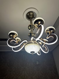 ثريات عدد 2 للبيع سعر الوحده 150الف مكان بغداد حي الاجهاد 07716021718