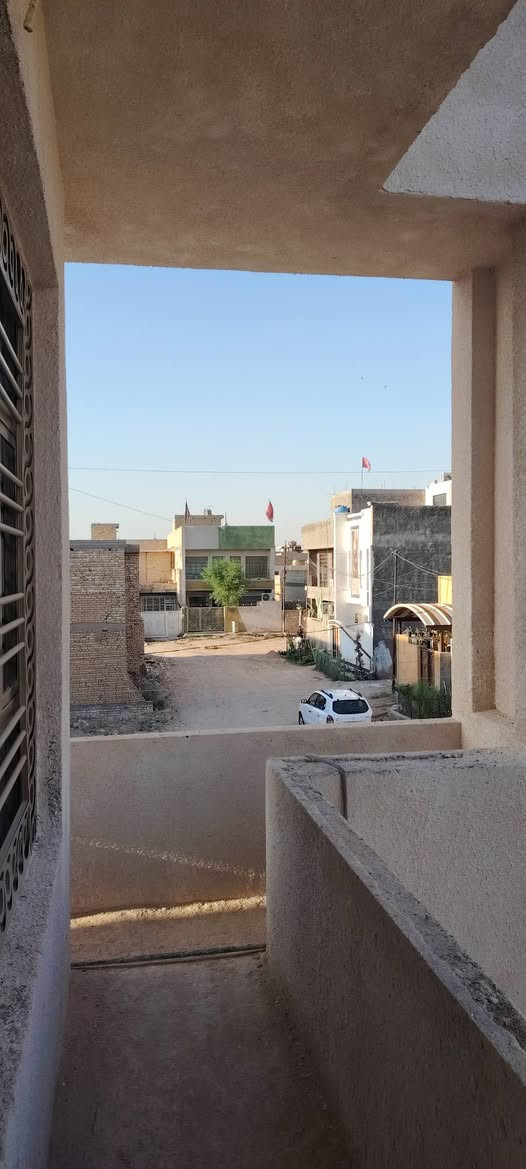 السلام عليكم ورحمة الله وبركاته دار للبيع المساحة ١٠٠ متر ركن على شارعين الجبهة  8/5 نزال )21طابو صرف منطقة الحسينية شارع المرور قرب دائرة مرور الحسينيه منطقه النفط  ×يحتوي على استقبال +مطبخ +3غرف نوم+حمامات عدد 2+ البيت جاهز عدا الارضيه لاستفسار الاتصال على الرقم ***********
