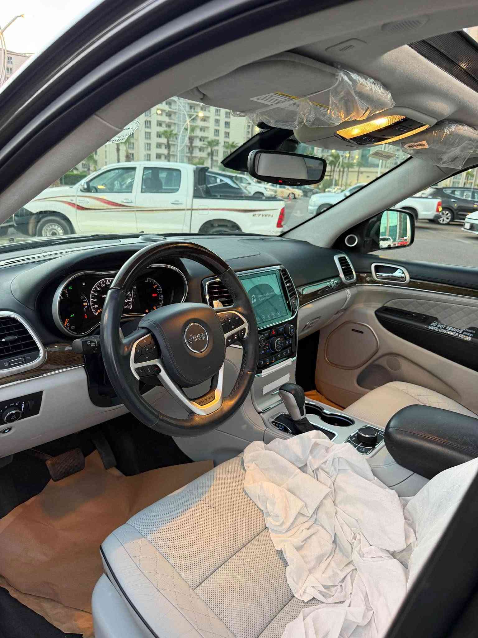 jeep summit V8 2020 
فول فول پانوراما جه گ به رزو نزم سماعه ماركه كوشن ساردو گه رم رادار دعامي گه وره پانوراما سندوق شفتو شاپ … ناو سپي شغال زور مواسفات باس ناكري (سومينت) ياني فول له وه فولتر نيه
سه ياره نموونه له جواني لوك لوك بي شوخت بي قؤپ
كلين به سفري ليره كراوه 
٢ پارچه به س كلير ده رچوا هه تا بورغيه كانيش به شه رت نه كرايته وا لوك لوكه 
٣٦ميل رويشتوا 
شوين:هه ولير 
سعر:٢٧٥$💵
***********
فايبر////واتسئاپ أربيل, العراق
