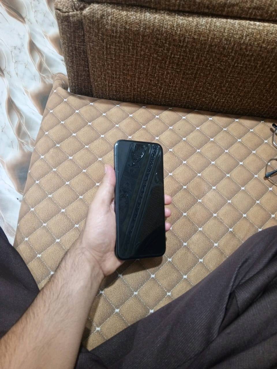 السلام عليكم هونر ماجك 8برو ستخدام اقل شهر مكاني سماوه جهاز مكفول من كلشي مع كامل ملحقاته شاشة LTPO OLED بحجم 6.71 إنش بدقة 1.5K (1256×2808 بكسل). تدعم معدل تحديث ديناميكي 1-120Hz، وسطوع خارق يصل إلى 6000 شمعة في ذروته، مع حماية متطورة للعين ودعم مليار لون.المعالجمعالج كوالكوم الأحدث Snapdragon 8 Elite (Gen 5) بدقة تصنيع 3 نانومتر، الذي يقدم أداءً فائقاً في الألعاب الثقيلة ومعالجة الذكاء الاصطناعي.الذاكرة والتخزينيتوفر بخيارات 12 أو 16 جيجابايت RAM (من نوع LPDDR5X)، ومساحات تخزين 512 جيجابايت أو 1 تيرابايت من نوع UFS 4.1 السريع.البطارية والشحنبطارية ضخمة جداً من الجيل الجديد (سيليكون-كربون) بسعة 7100 مللي أمبير (النسخة العالمية/العربية). تدعم الشحن السلكي السريع بقدرة 100 واط والشحن اللاسلكي السريع بقدرة 80 واط.النظام والواجهةيعمل بنظام Android 16 مع واجهة MagicOS 10 المدعومة كلياً بالذكاء الاصطناعي وميزات الربط السلس مع الحواسيب.الأمان