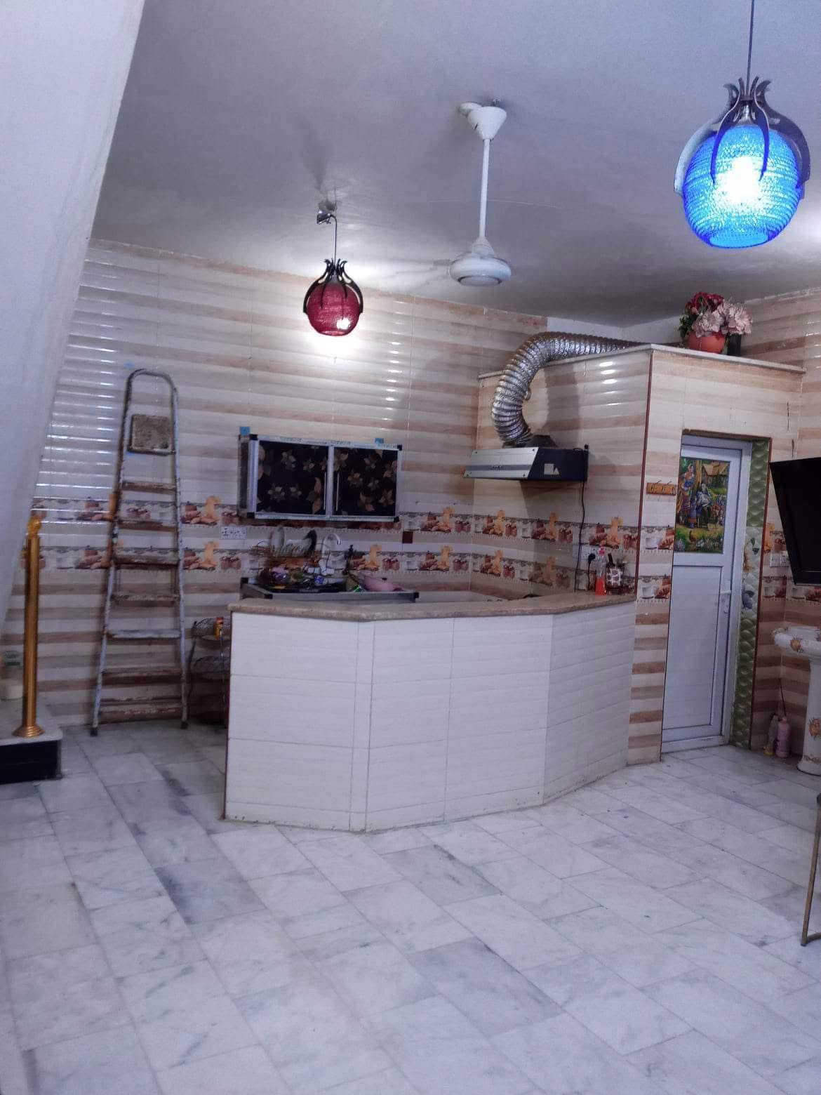 للبيع 🏠 بيت 75 متر ركن/
واجهه 10 نزال 7.5 
📍مربع 3000 حي الربيع 
قرب شارع 20 التجاري 
يحتوي على ثلاث غرف نوم 
استقبال زائد صاله ومطبخ وصحيات 
البيت كلنقص ما بيه بناء درجه اولى 
وبسعر مناسب 
 ☎️***********
