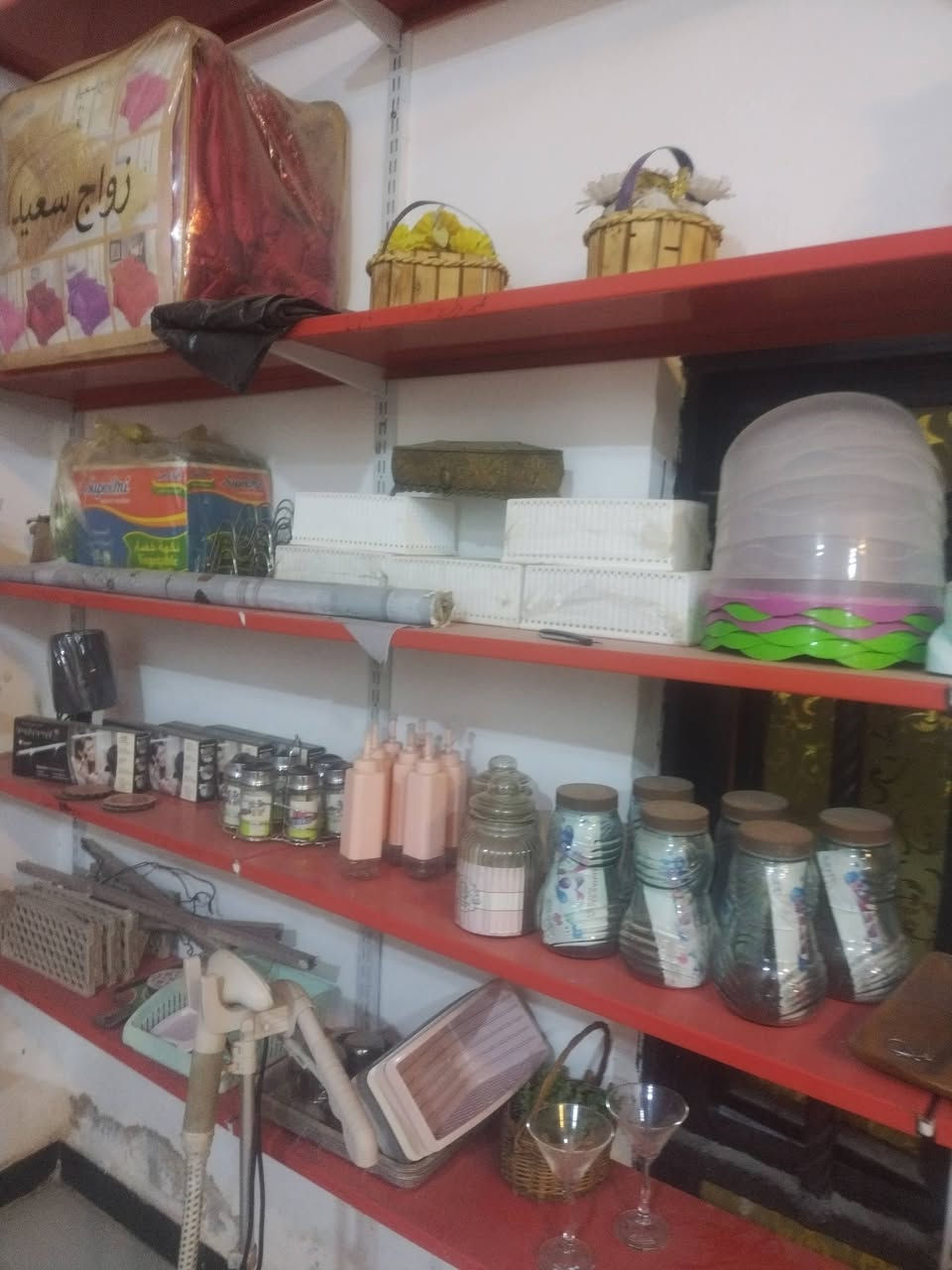 رفوف محل كامل للبيع للاستفسار رقم ***********
