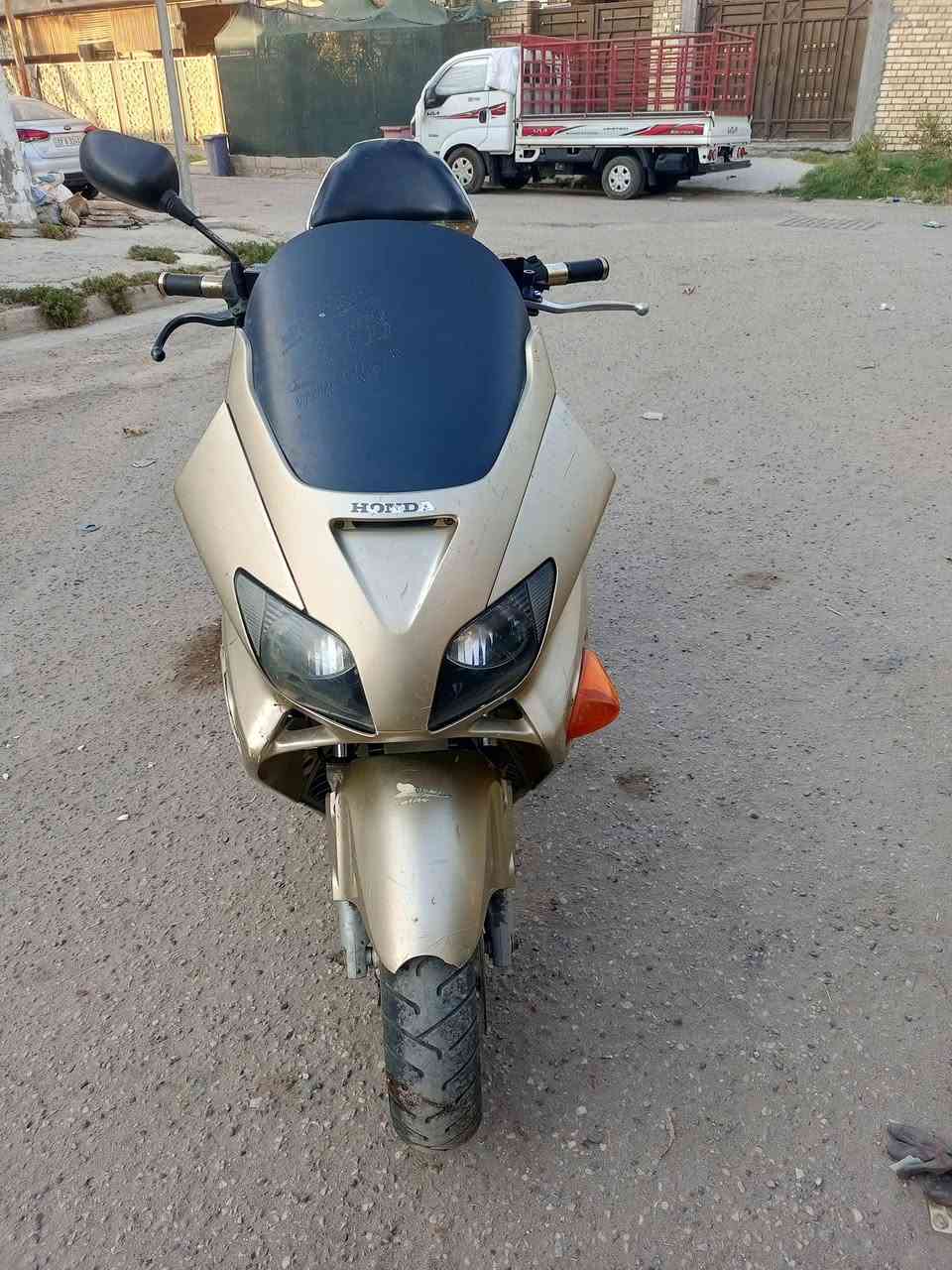 فورزة 06 لو ذهبي شغالة مكينة لاصرف ولاتبخير جنطة ابلادية باتري جديد بية نواقص بسيطة لايت امامي هورن كيلو متر كيج بانزين الكلج الخلفي صوت خفيف بس شغال مكاني بغداد زعفرانية السعر 350 مستعجل على للبيع او مراوس الاتصال ***********
