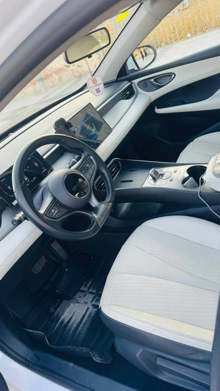BYD 2025 السياره مرقمه وجاهزه ماشيه 20 الف فقط بيها فقط شخط بارد بالبونيد موضح بالصور وموجود الفحص ايضاً والباقي مكفول شراي خابر ‭***********‬ السعر 137 كركوك, العراق
