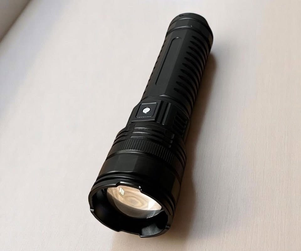 لايت بهذا الشكل اضاءة قويه جدا وبي عدسة مكبرة ومصغرة 

بطارية ليثيوم مدمجة بسعة كبيرة 6000mAh تضمن ساعات طويلة من التشغيل المتواصل
30 الف 
للتواصل واتس ***********
