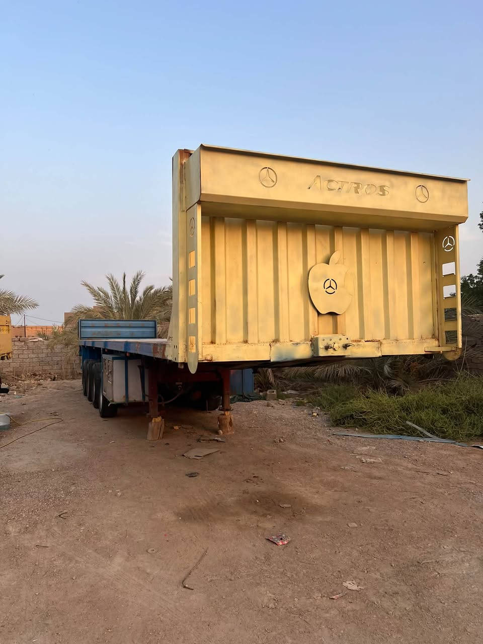 سلام عليكم عربانه حدادي طوله 13.30 شريط جديد تخم تاير سدريه +بابيه +صناديك +مطبخ وثلاجه كله جديد دناكير ثنين 13 وثنين 14 الماني كهربائيات جدد مكانه دوانيه سعره 135 وبيه مجال (ملاحضه لاتعلق كلمن حلاله بكيفه وسعر الي يعجبه ***********
