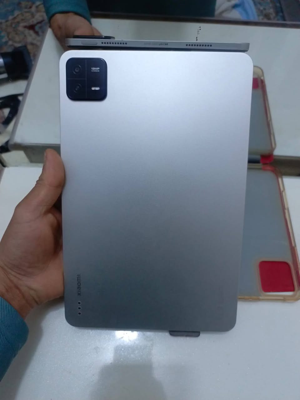Xiaomi Pad 6 (تابلت شاومي). هذه أبرز مواصفاته الكاملة 👇
📱 الشاشة
11 إنش LCD
دقة 2880×1800 (2.8K)
معدل تحديث 144Hz
دعم HDR10 وDolby Vision
⚙️ المعالج والأداء
معالج Qualcomm Snapdragon 870
أداء قوي للألعاب والتصفح والدراسة
نظام Android مع واجهة MIUI Pad
💾 الذاكرة والتخزين
6GB أو 8GB رام
128GB أو 256GB تخزين (بدون كرت ذاكرة خارجي)
📷 الكاميرات
خلفية: 13 ميجابكسل (مثل الظاهر بالصورة)
أمامية: 8 ميجابكسل لمكالمات الفيديو
🔋 البطارية
8840mAh
شحن سريع 33 واط
استخدام طويل للدراسة والفيديو
🔊 الصوت
4 سماعات ستيريو
دعم Dolby Atmos
📡 الاتصال
Wi-Fi 6
Bluetooth 5.2
USB-C
⚖️ التصميم
وزن تقريبًا 490 غرام
هيكل معدني نحيف وأنيق ✨
👍 مناسب لـ:
الدراسة 📚
مشاهدة الأفلام 🎬
الألعاب المتوسطة والقوية 🎮

السعر  285
مكان الشطره ***********

