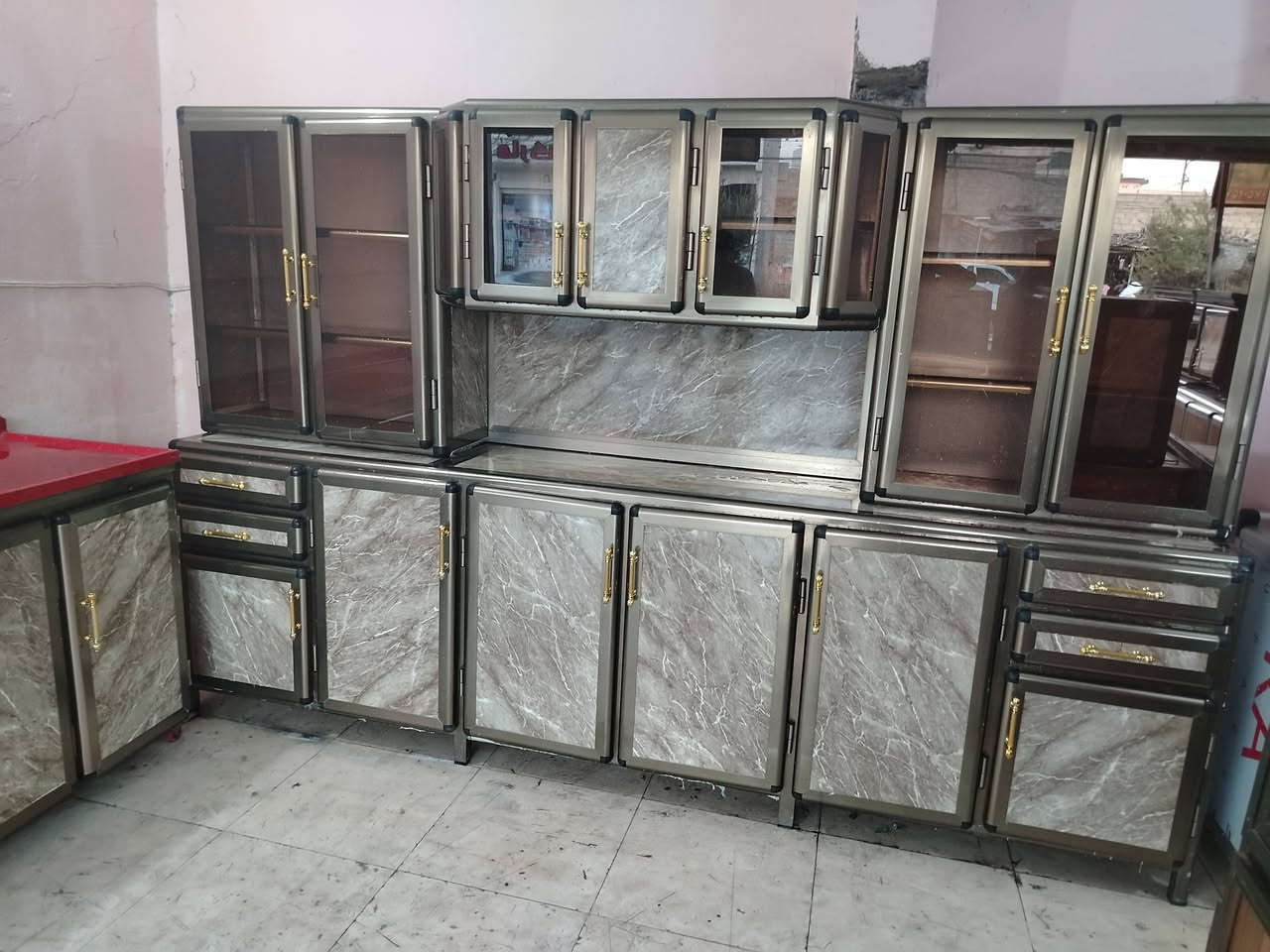 👍للبيع كونتر ابو بوفيه ٣امتار اخ جديد شغل فصال موصل سنك متر ٦٠ سم كرانيت اصلي سعر ٦٥٠ بي مجال يرهم معرضا مع قديم *********** اسيا ***********

