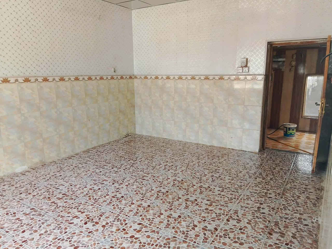 السلام عليكم 
دار البيع 
مساحة ١٠٠ متر طابو صرف زراعي    
واجهة ١٠
للاستفسار التواصل ع رقم ***********
