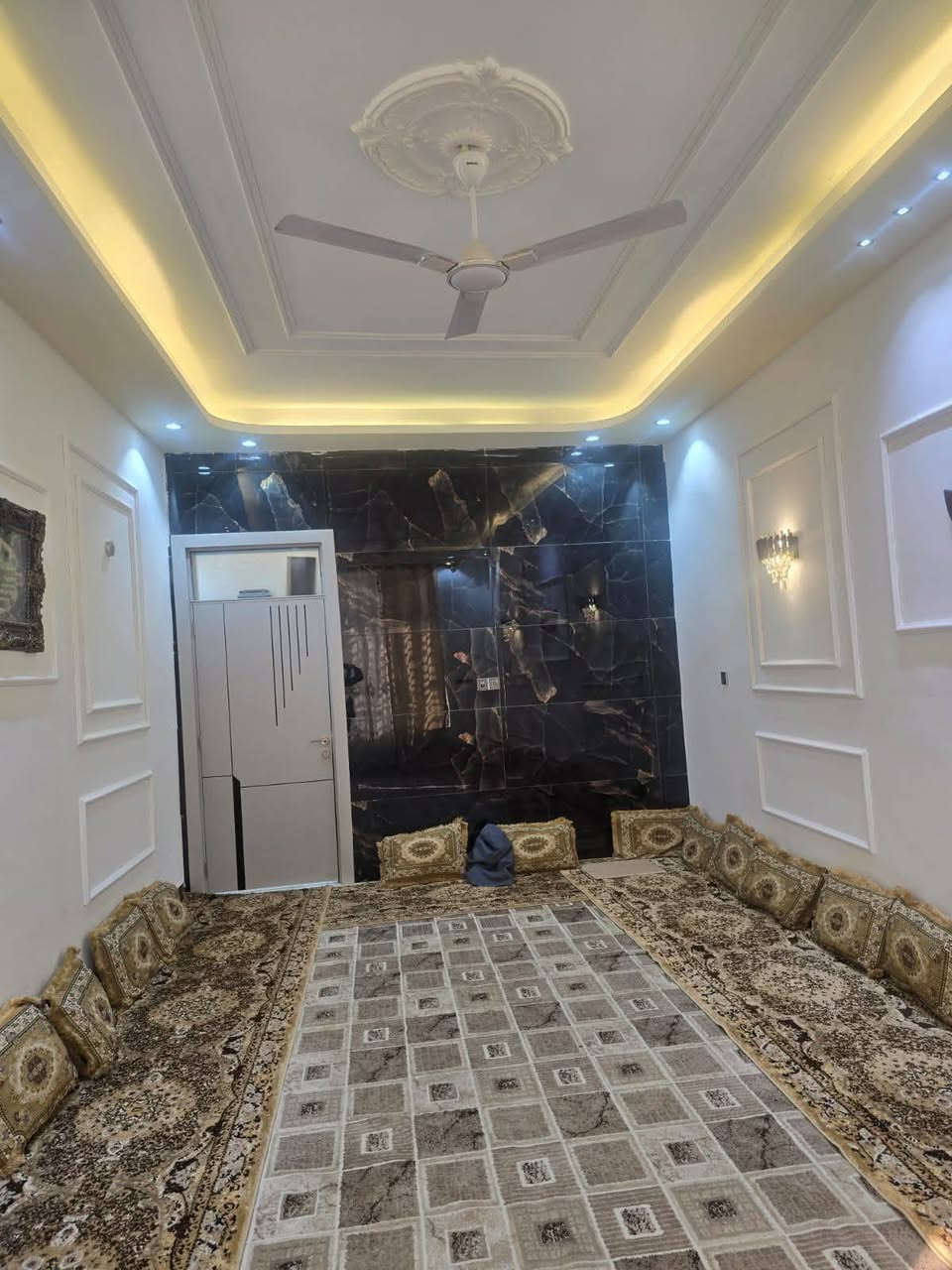 🏡دار للبيع🏡
المساحة: 150  متر طابقين

#بسعره مناسب 
 
✅ #طابو_زراعي_سند_25_أقرار_محكمه

#الموقع: النجف شارع الصب مقابل  قرية الغدير يبعد عن الشارع العام ١٠٠ متر فقط 

 

#مواصفات البناء:   غرفت نوم 4 / وصاله/  ومطبخ/ واستقبال /  صحيات داخليه وخارجيه 

بناء مرتب (أساس + سقف كونكريت + طابوك)
أرضية بورسلين أبو الـ 60

#الخدمات 
ماء كهرباء مدارس سوق  مولد تبليط بعرض 15 متر 

#للاستفسار والاتصال:
***********
