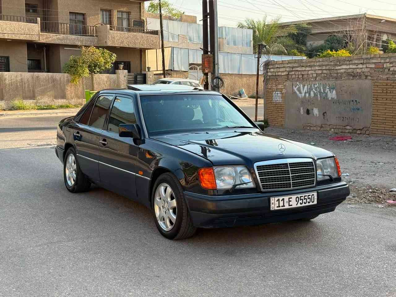 مرسيدس دب E300 سته سلندر موديل 1991 اللون نيلي حبري
صبغ عام للجماليه بدون حادث ،، قواعد دبل بلاديه
فول مواصفات كشن كهرباء ، ستيرن كهرباء ،، برده كهرباء ،
فتحه سقف ،، محرك وكير بلاد ومكفولات صدر امامي خلفي جديد ،، تبريد شغال ،، كل كهربائياتها بلاديه وشغاله 
السياره كلش معتنين بيها وكلش جديده ،، المكان بغداد حي الجامعه ،، رقم بغداد مميز وبأسمي ،، السعر 75 ورقه
***********
