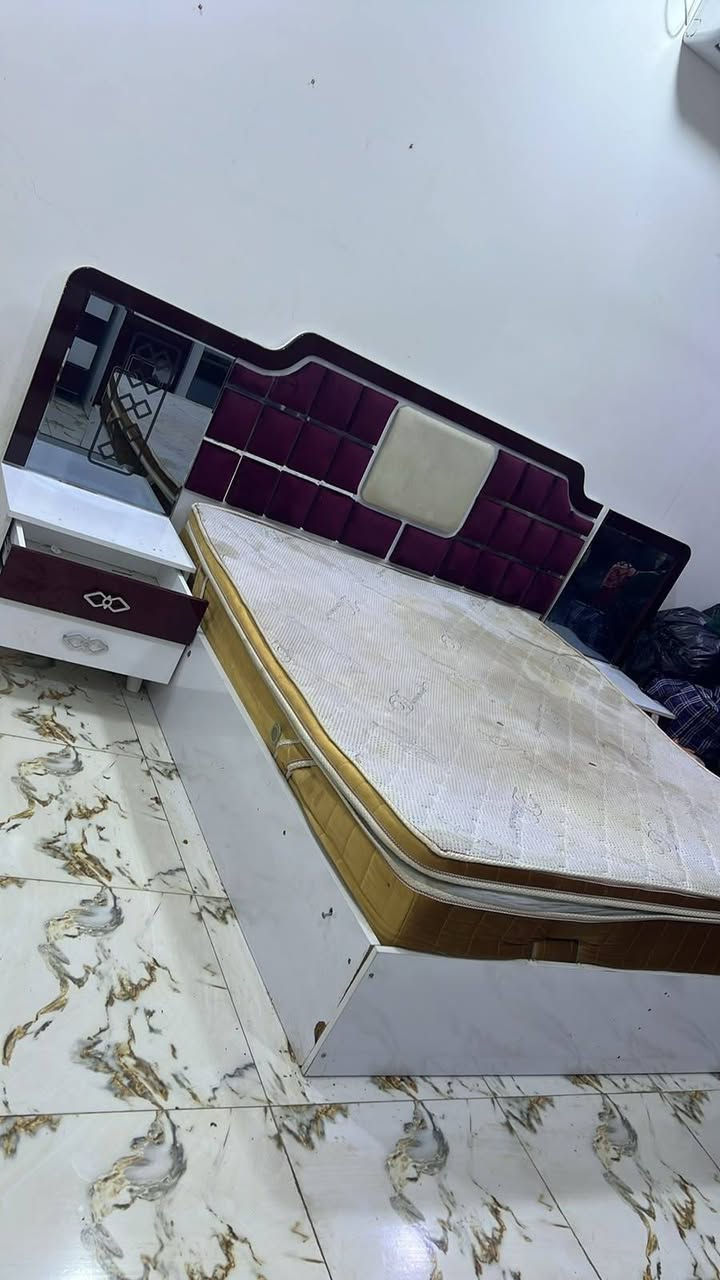 سلام عليكم غرفة تركية للبيع ٥٠٠ وبيها مجال هية والمندر
