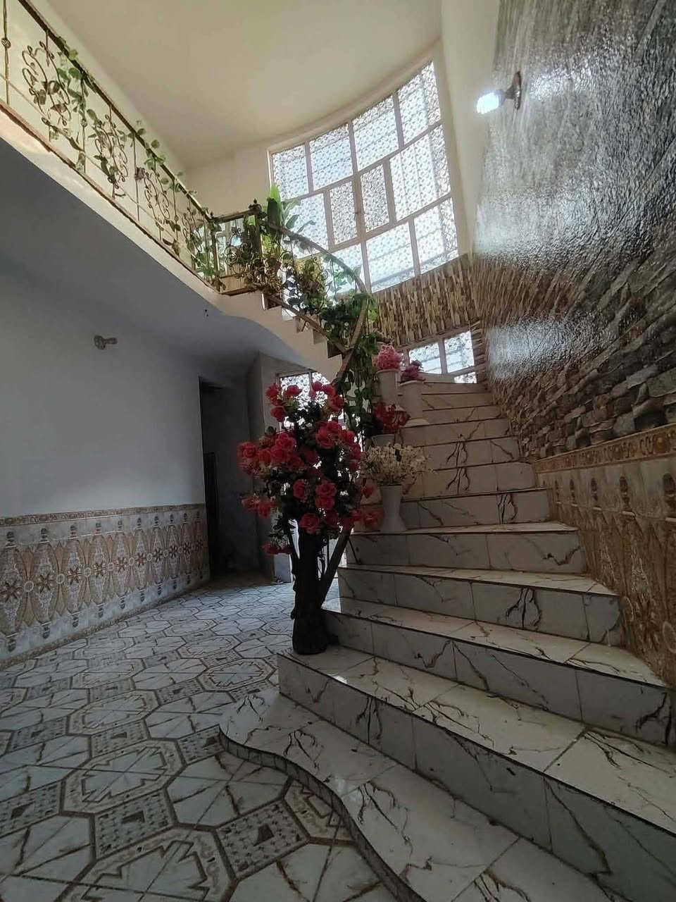 دار للبيع 600م ( مكتب النور)
*********** وتساب
#طابق_اونص_بناء_400م_حديقه_200_م

موقع /نجف 🏡شارع المطار
#مقابل قرية الغدير عمود  262 

البناء درجة اولى مال جناي 

5غرف نوم /صاله حرف تي /مطبخ / ستقبال/18متر/صحيات/ داخل وخارج 

بناء اساس  سقف كونكريت نزالات  طابوك

ألخدمات 🏡 #ماء_كهرباء
/مدارس/سوق/تبليط/لحد الباب 🔑🔑
