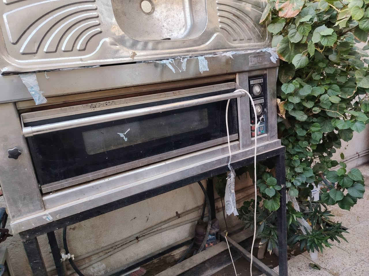 غراض مطعم كامل بيع مفرد او شلع المكان ميسان ***********
