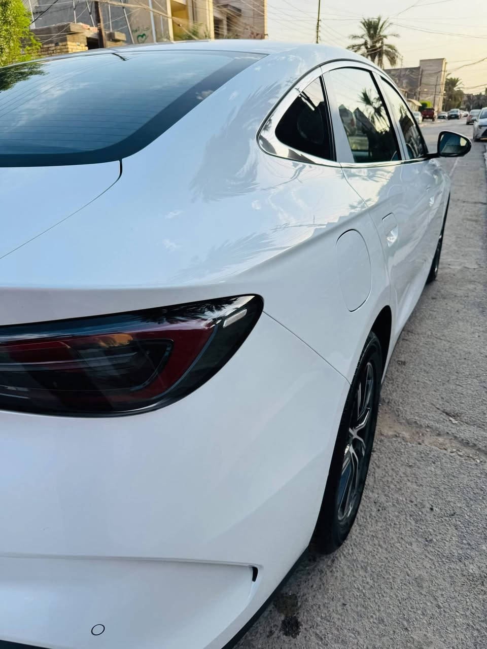 سيل 6 
موديل25 
السيارة تجي اربع كامرات 360 درجه 
بطارية 80 
السيارة ماشيه 22 الف 
السيارة جاهزه من شاشه و كماليات 
بيها بس رصعه بالباب الخلفي 
السيارة عارضها ب25 مليون و بيها مجال 
مكان السيارة بغداد العامرية 
***********
***********
 بي واتساب هم غير متواجد على الفيس رجاءا
