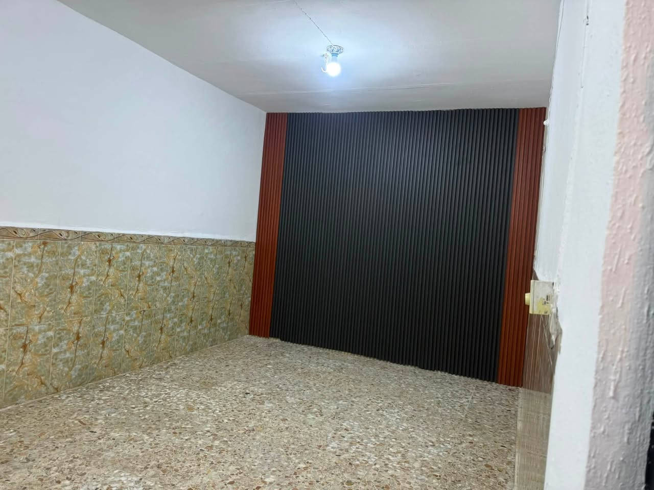 مشتمل  طابو صرف في حي ( الكرار  ) 
بالقرب من ( الشاشه ) 
خدمات - ماء - كهرباء 
بناء ابلوك - اعكاده - لبيت ترميم ( جديد ) 
تحويل ( مباشر ) 
صحيات داخلية + خارجية 

للاستفسار مراجعة مكتب ( غيدان ) للعقار  
واسط - الزبيدية - مقابيل حي ( الصناعي )  
***********  
*********** محمد سيد غازي
