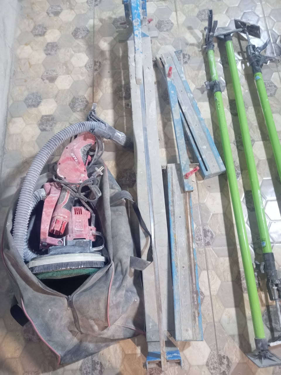 سلام عليكم اغراض للبيع شرط الفحص جكات ارتفاع ثلاث مترات قاطعه 120 جلايه تام سعر النهائي 125 بغداد الدوره ***********
