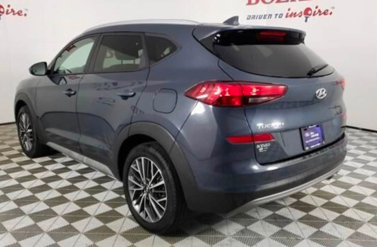 🚘 Hyundai Tucson SEL 2021
* موديل: 2021

* الفئة: SEL

* المحرك: 2.4 لتر GDI (181 حصان)

* ناقل الحركة: أوتوماتيك 6 سرعات

* نظام الدفع: أمامي (FWD)

* اللون الخارجي: أزرق (Dusk Blue)

* اللون الداخلي: أسود

* عدد المقاعد: 5

* عداد السيارة: حوالي 69 ألف ميل

المواصفات:

* شاشة تدعم Apple CarPlay و Android Auto

* كاميرا خلفية

* تشغيل بصمة مع ريموت

* مقاعد أمامية مدفأة

* تحكم أوتوماتيكي بالمكيف (منطقتين)

* مثبت سرعة

* حساسات ضغط الإطارات

* جنوط ألمنيوم قياس 18 إنج

* بلوتوث

* نظام الثبات الإلكتروني (ESC)

* نظام مانع الانزلاق (Traction Control)

* وسائد هوائية متعددة

* مثبت مقاعد أطفال ISOFIX

* مرايا كهربائية ومدفأة

* زجاج كهربائي كامل

* رفوف سقف

📍 السيارة وارد أمريكي، فئة SEL، مجهزة بمواصفات ممتازة ومناسبة .

مكاني بغداد حي جميلة 

السعر 163 وبيها مجال قليل

📞 للاستفسار والتفاوض يرجى التواصل على                    الرقم: (***********)
