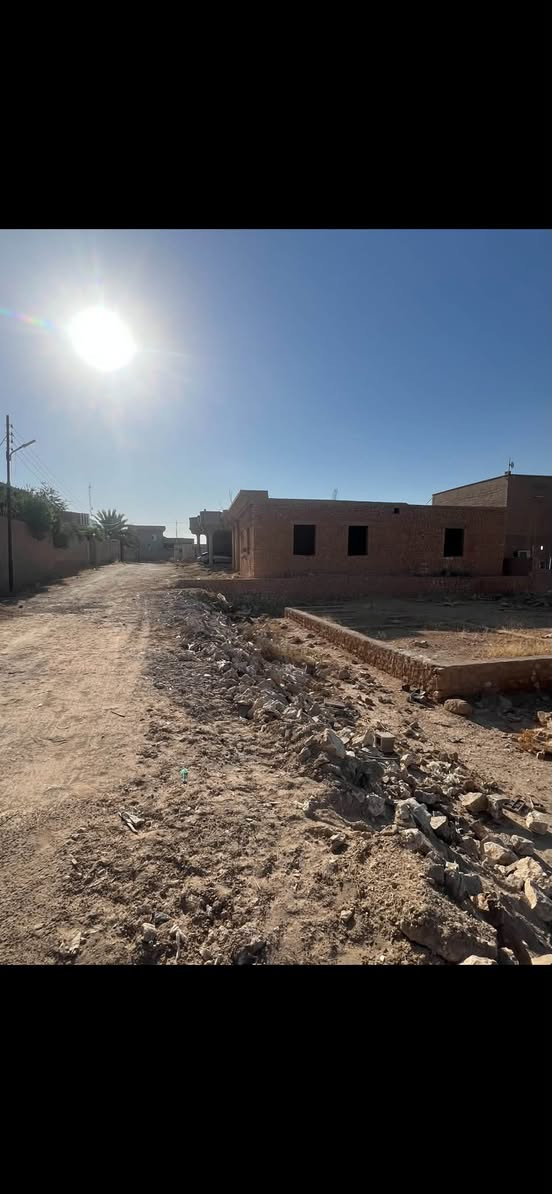قطعه ارض للبيع بيها اساس  في حي التنك مساحه 600 متر بلقرب من شارع العام ليم سكه قطار
السعر واستفسار اتصل ع رقم ***********

