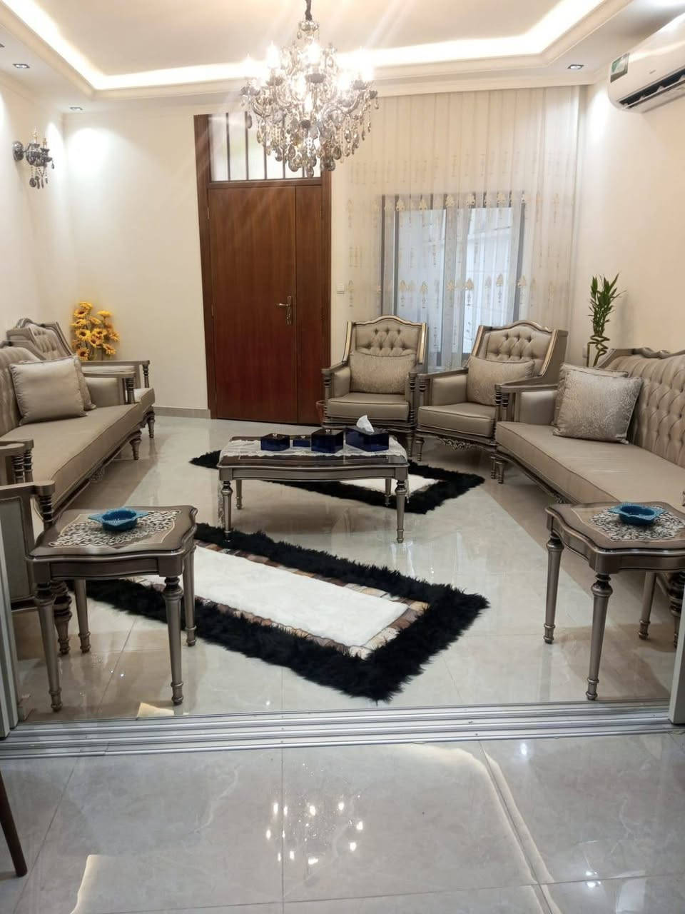 بيت للبيع بالشالجية ١٧٣ متر طابو صرف سكني باسم شخص 

واحد 

محلة ٤٠٥ ثلاث طوابق 

واجه ٩ متر 

٧ غرف نوم + صالة + هول + كراج + ٥ حمامات 

للاستفسار مكتب ابو مشتاق الطائي 

***********
