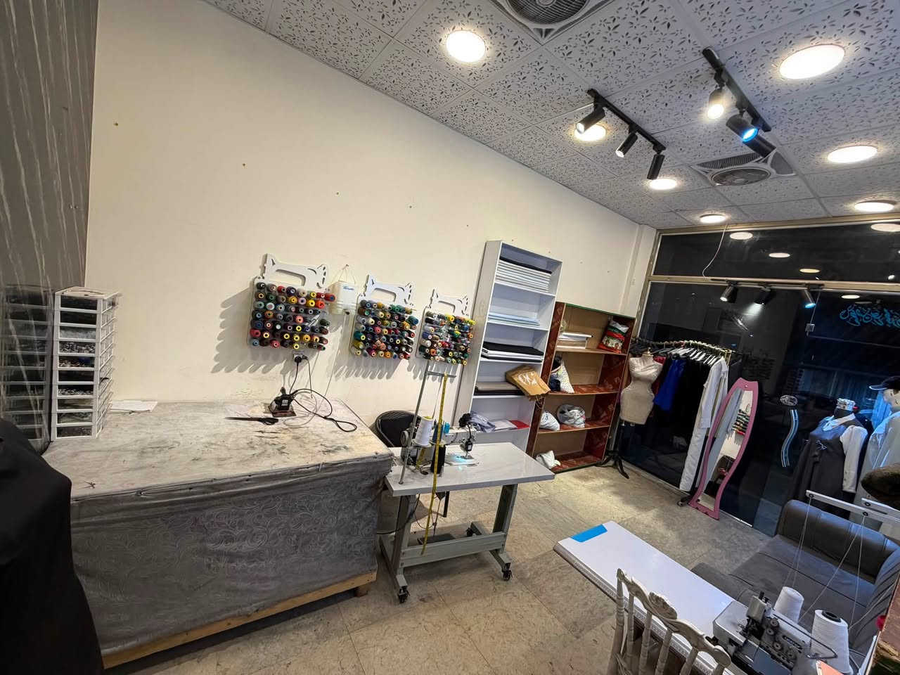 محل خياطه للبيع بسعر مناسب جاهز من كلشي العنوان زيونه شارع العاب بغداد قرب ماركت ابو حمزه المحل بيه معاميل وشغال سبب البيع انتقال لغير محافظه للاستفسار 
***********
