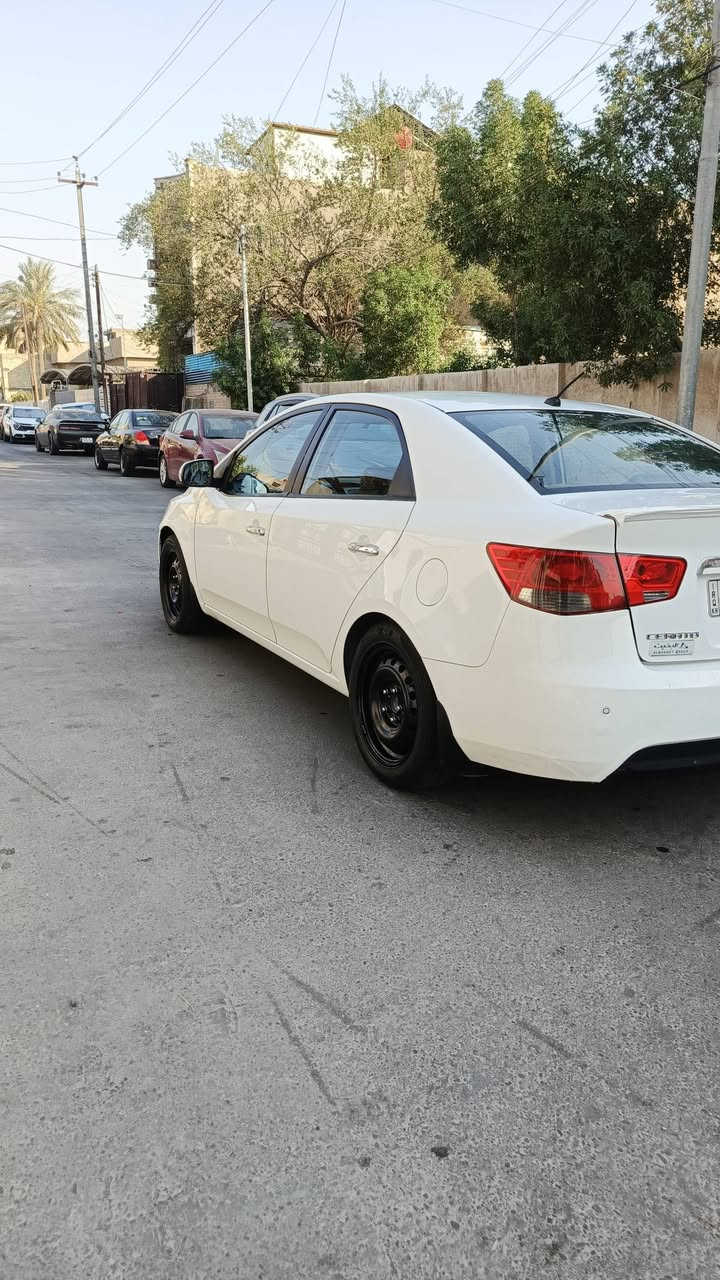 السلام عليكم للبيع كيا سيراتو ٢٠١٢ خليجي سياره شفتات ستيرن مري شفط تبريد بيانو السياره وبعد بيه موصفات مكينه كير حداديه تبريد مكفوله وبدون فتح السياره مكفوله من الصبغ دلعامه وحديد مكفوله بيه بارد بصيط بداير الجملغ الخلفي وشخط بلباب السعر٩٧ وبيه مجال بصيط للستفسار *********** بغداد الطالبيه
