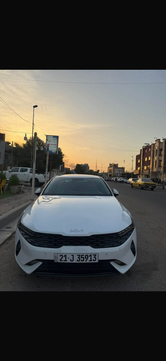 السلام عليكم 
كي 5  ابيض خليجي  2023
محرك 2000  دوش بصمة   كشنات جلد بلادي  
شاشة كبيرة  
تبريد قطعتين 
كشن سايق كهرباء 
حساس امامي خلفي 
سايد بريك دكمة 
كار بلي 
اوتو هولد 
مري شفط 
كامرة دوارة
5 انظمة قيادة 
مانع انزلاق 
Abs
ويل 17 
ليد خلفي متصل 
 السيارة فول بدون بانوراما
ماشية 106 الف  
بيها بارد شبر ونص باب السايق من الاسفل 
وبارد بنيد وبارد نصف چاملغ امامي الايمن 
گير محرك صبغ حدادية مكفولة
*********** مكانها بغداد 
سيارة رقم سليمانية باسمي
السعر : 185

