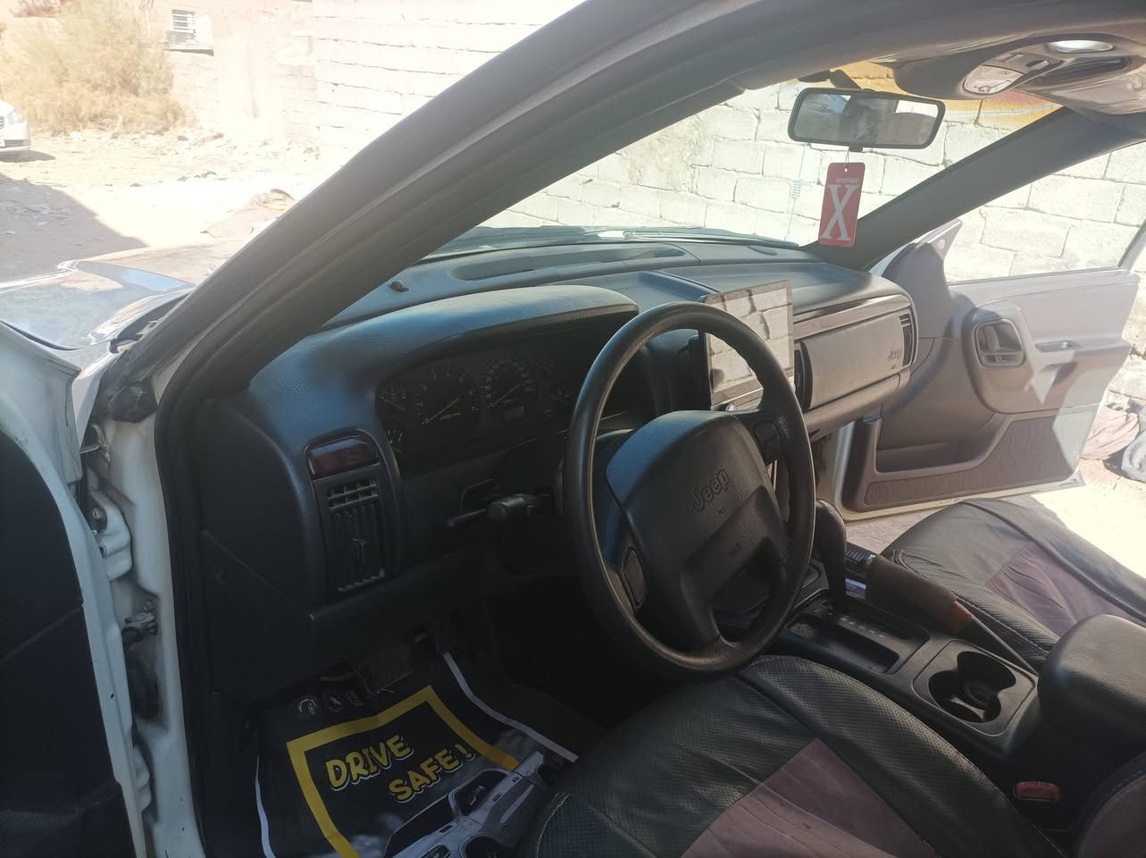السلام عليك جيب 
بسمي السياره   
سياره بلاديه  
 تبريد
 شاشه 
كامره
دواخل حلوه 
كشرها نضيف 
جنت عارضها ب خمسه وسبعين ومسحته المنشور قبل شهرين 
 السياره بيها عطل بلجويتر واني دوام مافارغ الها 
محرك كير مكفولات  عائليه 
مكانه نجف مقابيل قريت الغدير 
سعرها 58$

*********** 
***********
