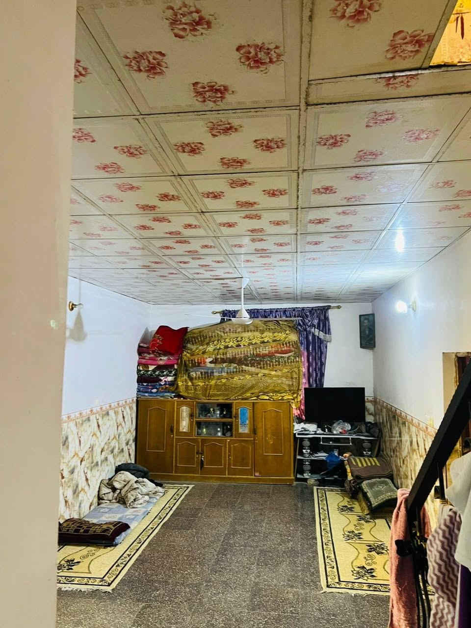 للبيع
دار سكن ٣٢٥ متر 
السنيه /حي العسكري
قرب مدرسة الامام علي ع
الواجه ١٣ 
نزال ٢٥
البناء نظيف كما موضح بالصور 
يتكون
غرفتين 
صاله
مطبخ 
استقبال
صحيات دتخليه 
صحيات خارجيه
للاستفسار مراجعة مكتب السنيه للعقار 
قرب جامع تلسنيه الكبير 
***********
