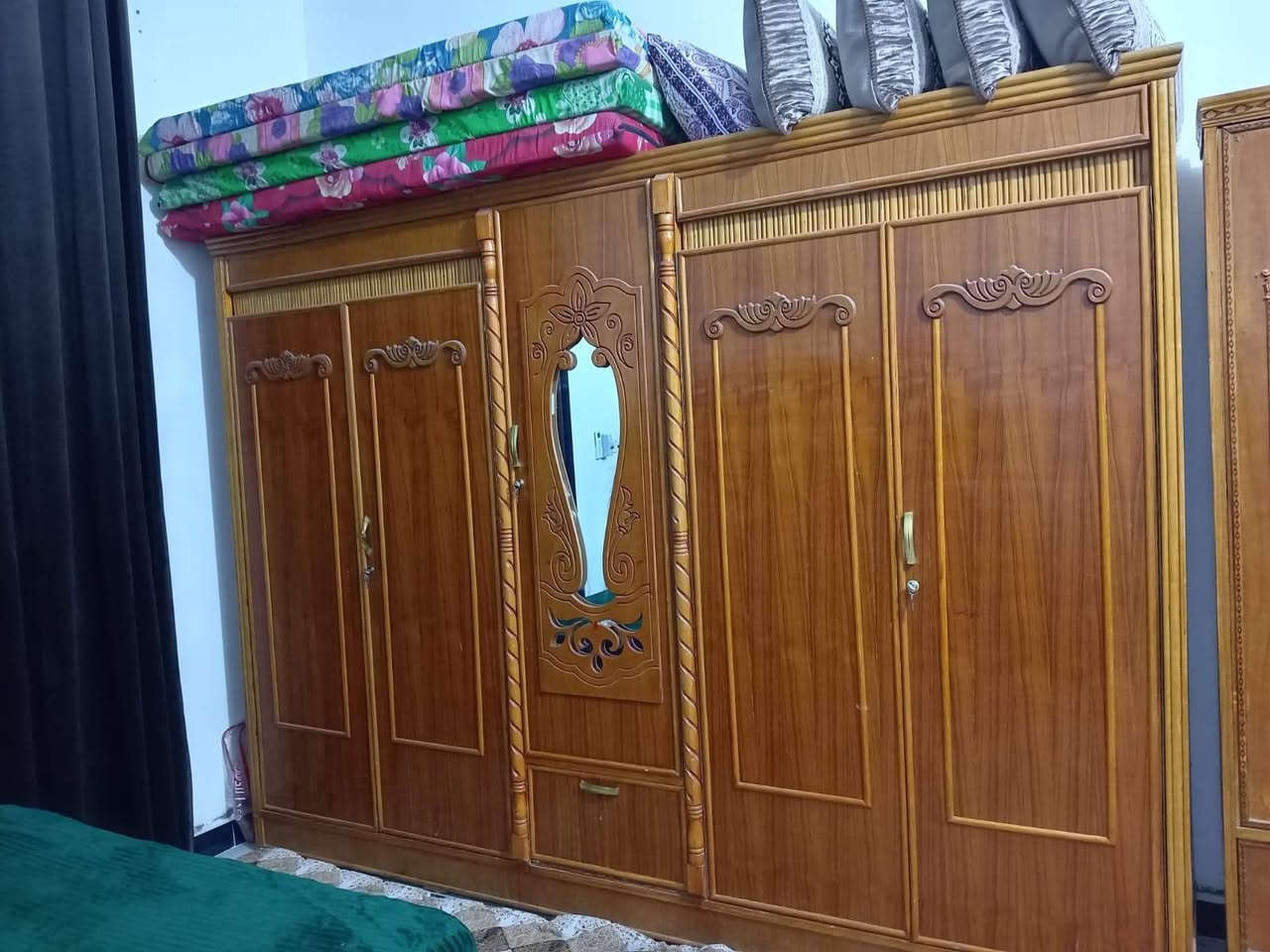 غرفة للبيع خشب عراقي ثكيل السعر ٥٠٠ ع طريق الدغارة واتساب ***********
