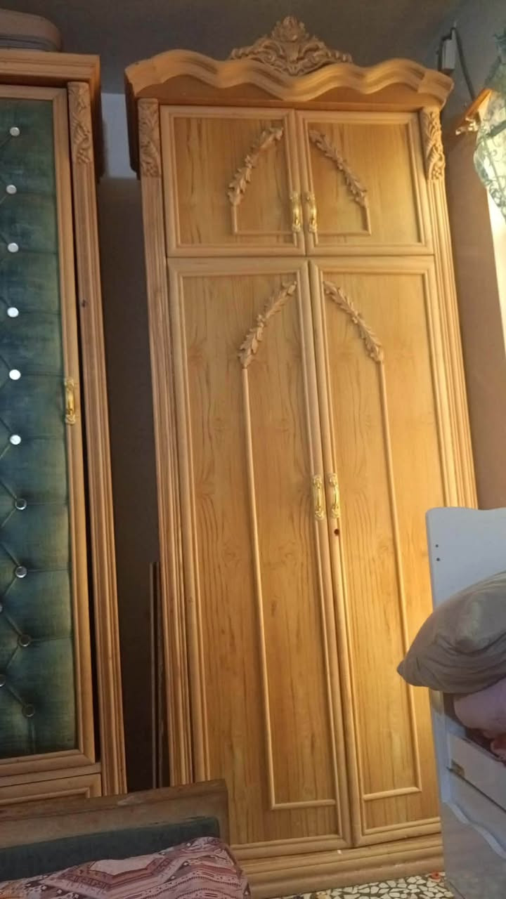 غرفه نوم مستعمله ممصبوغه هذا لونها الأصلي أريدها ميلون ونص ٧ قطع
***********

