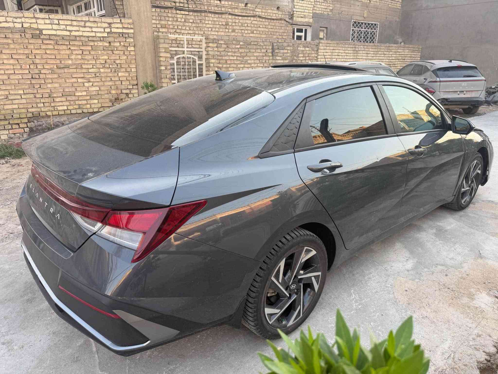 النترا 2024 اللون اسمنتي  دخول جديد محرك 2000 دوش فول مواصفات منفيست بأسمي ماشيه 9 الاف فقط حادثها موضح بالصور مواصفاتها ( فتحه _ بصمه _ تشغيل عن بعد _ شاشه ديجتال _ كاميرا خلفيه دواره _ رادارات امامي وخلفي وجانبي _ تبريد منفصل مناخين _ فول تحكمات بالستيرن _ درايڤ مود _ وباقي المواصفات المعروفه ) 
((( للبيع فقط اعتذر عن المرواس بيع فقط بدون مراوس على هذا الوضع بدون لوحات ))) 
السعر : 126$ وبيها مجال 
العنوان : بغداد 
*********** بغداد, العراق
