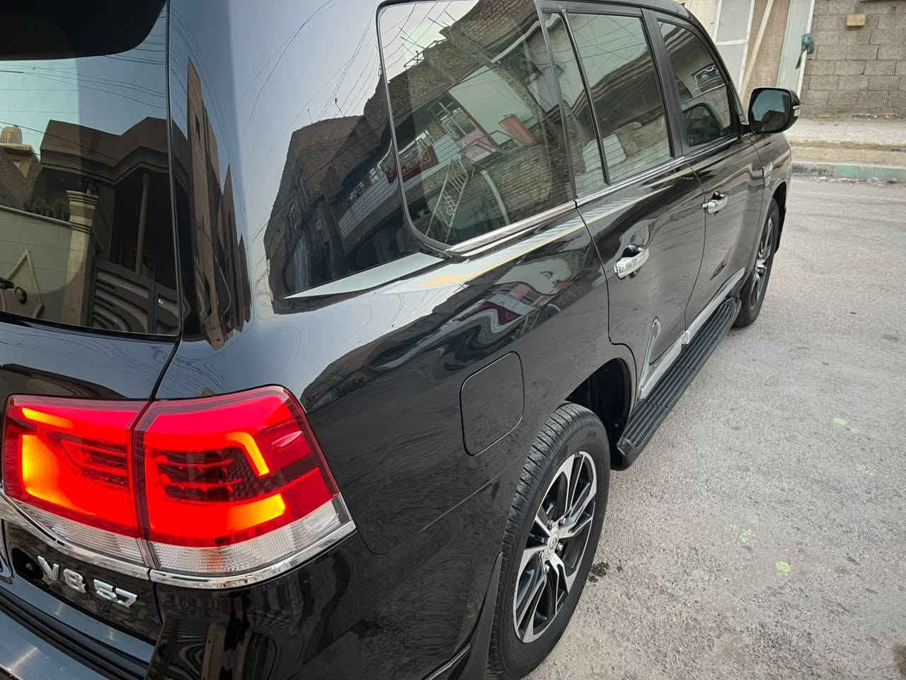 لاندكروز 2019 اصل تكمه وسنويه VXS جكات للي يدور سيارة جديدة وقطعة نادرة من نوعها
السيارة مكفولة كفالة عامة من جميع النواحي ونظيفة بمعنى الكلمة محرك 5700 فول مواصفات 
شرط الفحص
كير ومحرك بشرط كفالة
رقم بغداد باسمي شخصياً
عدد البصمات 2

🟡 السعـر 💵 525 بيها مجال بسيط سعره مناسب

المواصفات:
حساسات أمامي وخلفي
كاميرات 360 أمامي وخلفي وجانبيات – 4 كاميرات
مري شفط ونظام ترحيب
تبريد بالكشنات
باب خلفي كهرباء
لايتات دبل عدسة + LED
جميع الكشنات كهرباء
زنون بلادي
فتحة سقف
نظام اقتصادي للبنزين Economy
داخل جلد لونين
بلوتوث وتلفون ونظام ملاحة
تثبيت سرعة تفاعلي
نظام صوت Mark Levinson
مقاعد تدفئة وتهوية
3 شاشات
نظام مانع الانزلاق
نظام نزول المنحدرات
إشارات بالمرايا الجانبية
منفذ طاقة
Bluetooth / USB
جكات
شاحن هاتف Wireless
ستيرن كهرباء + خزن ستيرن + خزن كشنات
السيارة جديدة جداً واستعمال نظيف
وبعد بيها مواصفات هواي ومعروفه 

الاستفسار على الرقم التالي 
 ***********
