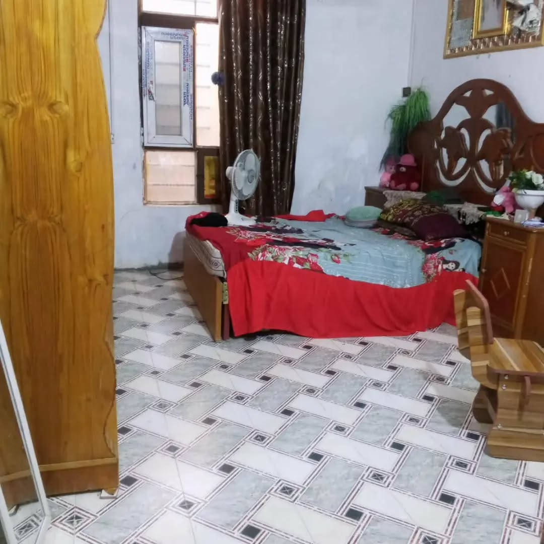 بيت مساحته 200 متر 
​📍 الموقع: قرب حسينية العويسات - حي السجاد
​الواجهة والنزال: واجهة 8 متر × نزال 25 متر
​التفاصيل الداخلية:
​استقبال: 7 × 5 متر
​هول (صالة): 5 × 5 متر
​مطبخ: 5 × 3 متر
​غرف النوم: عدد 2 (قياس 6 × 4 متر)
​ترك ورا البيت: 8 × 2 متر
​صحيات داخلية وخارجية
​تفاصيل البناء:
​سنة البناء: 2022
​نوع البناء: بلوك وسقوف عكادة. فرشي
​سند 25 زراعي
مكتب جواد البوعيسى للعقار 
​📍 عنوان المكتب:
بابل // الحمزة الغربي - قرب مدرسة الأنوار الأهلية ومطعم تاج محل.
​📞 للتواصل والاستفسار:
​***********
​***********
***********
