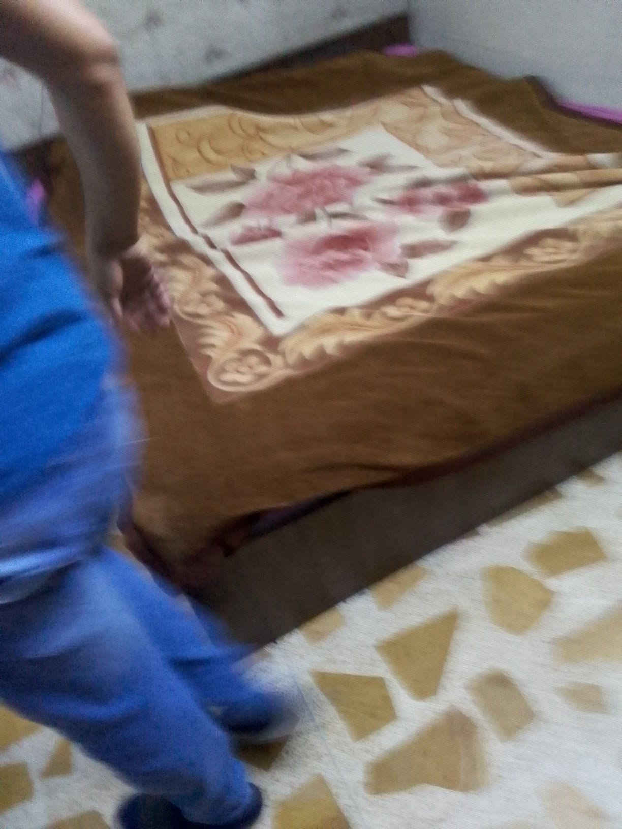 غرفة نوم كاملة نضيفة ومرتبة
