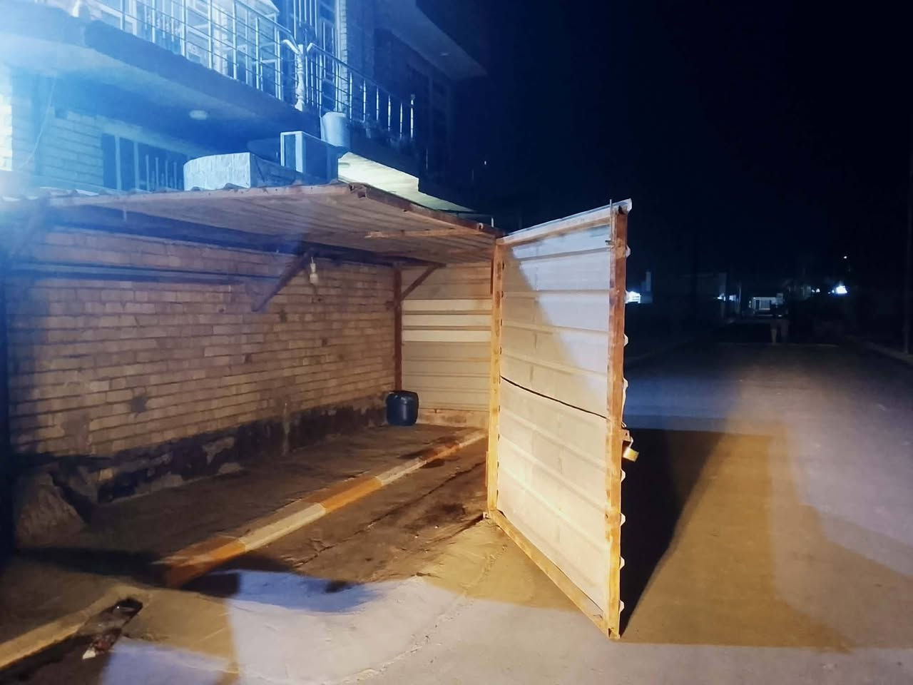 سقيفه طول خمس مترات وعرض تلاثه ونص كله نرمايد تتفصخ كراج سياره ترهم مخزن سعرهه 600 عنوان حي سلام ***********
