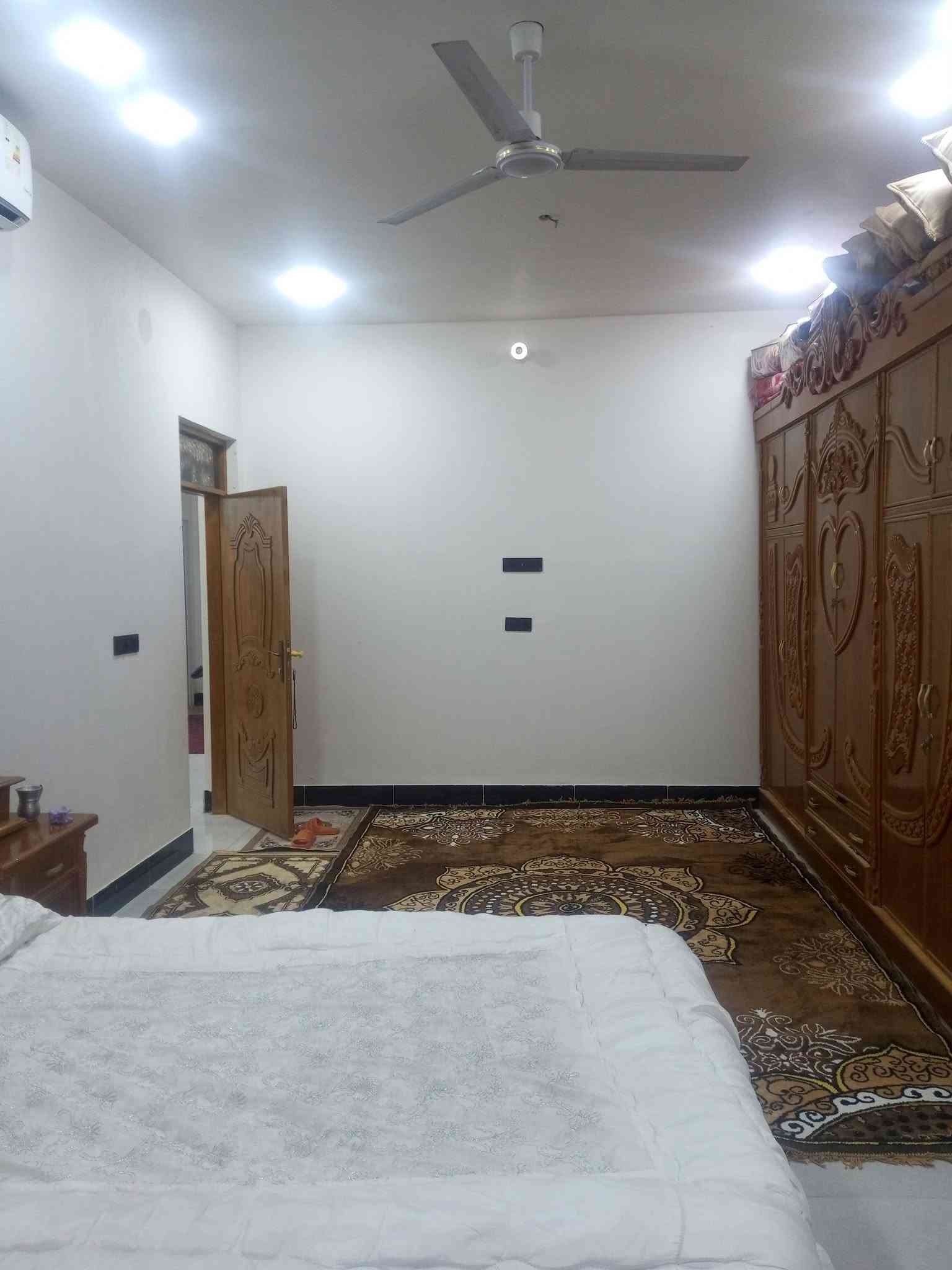 السلام عليكم بيت لبيع بناء ٢٠٢٥ طابقين
المساحه ٢٠٠متر طابو
 العنوان الكرادي قرب مستشفى العزل
يحتوي المنزل الكراج طول ٥ونص والعرض ٥ونص
استقبال طول ٩صافي والعرض ٤صافي
مطبخ طول ٥وربع والعرض ٤ 
صاله طول٦ مع تباع ٣امتار درج. مع كندور٢متر
عرض الصاله ٤صافي
مع غرفتين نوم في الطابق الارضي 
وحده.  طول ٥وربع والعرض ٤
والثانيه طول ٥وربع والعرض ٣
الحمام الداخلي 2*2
حمام خارجي 2*1ونص
الطابق الثاني يحتوي عل 3غرف نوم وصاله وحمام 
اضافه الى الغرفه 4سطح بيها درج خارجي 
الغرفه لاوله طول 7والعرض 4
الغرفه الثانيه الطول 5ونص والعرض 5ونص
الغرفه الثالثه 5وربع  والعرض 4
اضافه الى مناور 2

رقم صاحب المنزل***********
