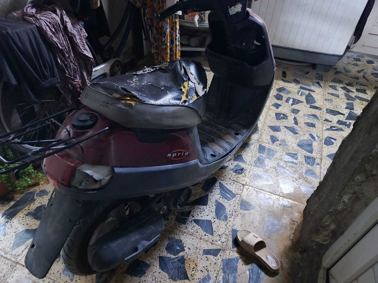 السلام عليكم اخوان دراجه بطه للبيع امطلعهه حاويه قبل سنه ونص الدراجه خير من الله شغاله سلف اشاير هندر واحد متعب محرك نشط بس عطلهه كير تعبان يطلع صوت بس تمشي وشغاله قفل اكسل وسكان كامله بس طلع عندي هذا الصوت السعر 250 أخذتهم قبل اب 750 بس جدا محتاج والله  حاويه مكاني كربلاء الحر رقم ***********
