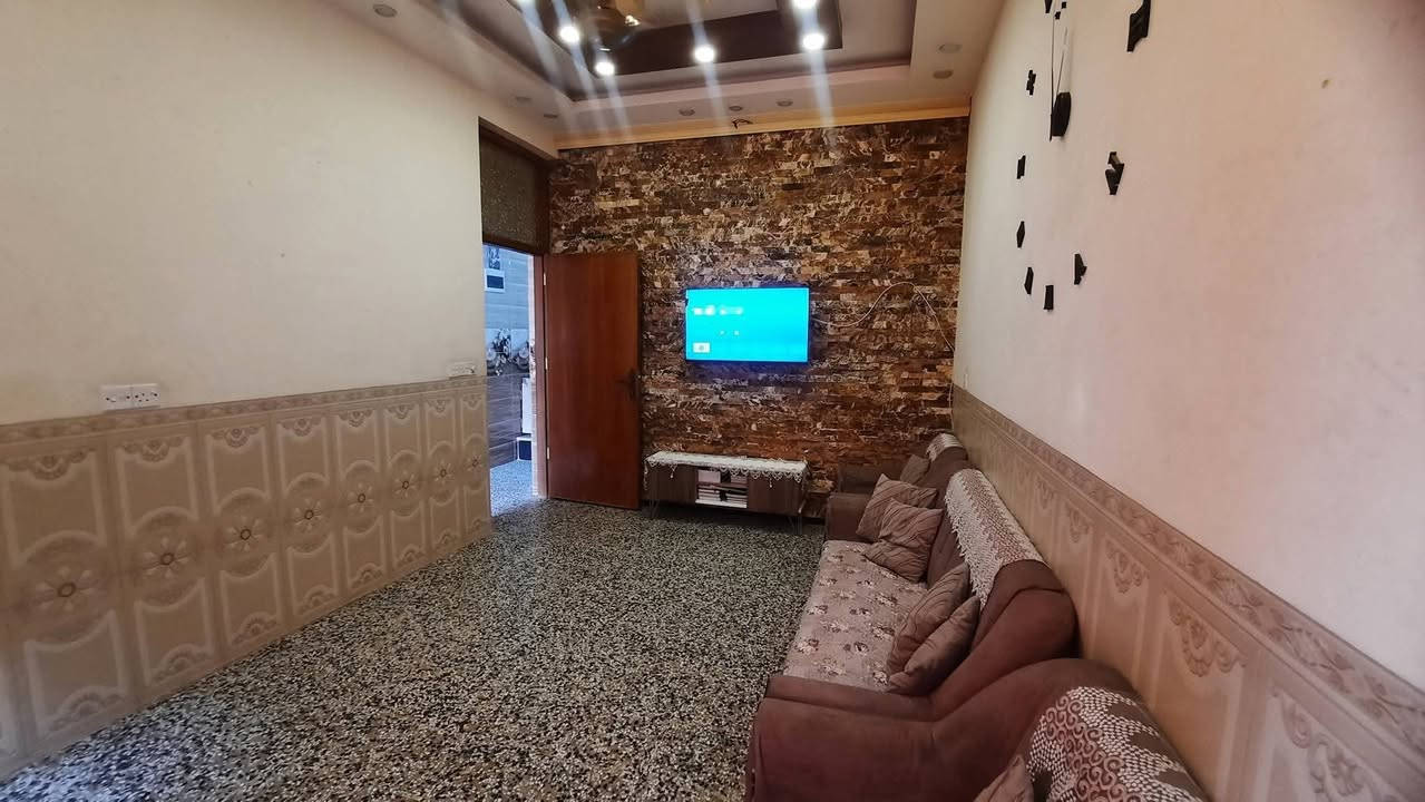 دار للبيع مساحه 100 متر واجهه 5 متر  وللنزال 20 متر  طابق ونص كامل
يحتوي على ؛
غرف نوم عدد 2
حمامات 2 
صالة + مطبخ
استقبال + بيتونة 
العنوان البلديات الضباط الثانيه الزراعي شارع 15 قريب شارع المحطه الصفره للإستفسار اكثر اتصل ع الرقم *********** متوفر واتساب
