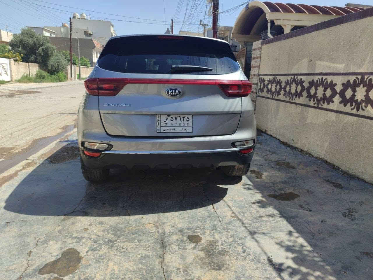 السلام عليكم 
كيا سبورتج 2021 LX
السيارة نضيفة و عملية مال بيت 
صور الحادث موجود بالمنشور 
السيارة كاملة 
تجي دفع رباعي 
كراسي مخمل يدوية 
مكينة 2400 gdi تنفس طبيعي 
الممشى 54 الف ميل 
ويل 17 
(بيها اثر حالوب بسيط في العراق )
السعر 155 و بيها مجال بسيط جداً 
مكاني بغداد العامرية 
للاستفسار 
***********
