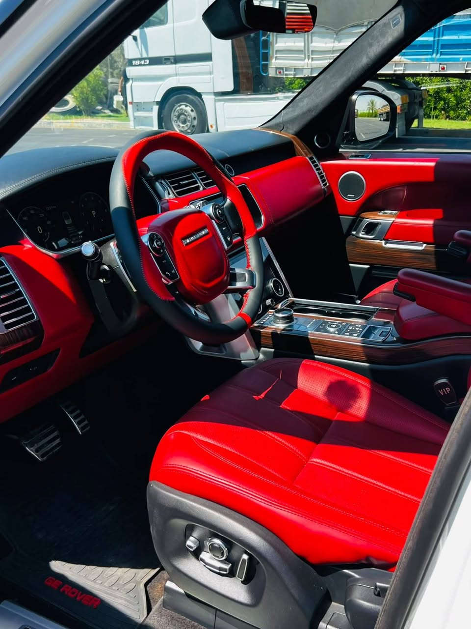 RANGE ROVER
 Vogue
🇬🇧🇬🇧🇬🇧
رانج روفر 
فوك _ اوتوبايغرافي
الموديل ـ 2017 
ماشية 118 الف كيلو حقيقي ❤️
خليجي وكالة سردار 🇬🇧

رقم اربيل بأسمي 
 تحويل مباشر بأسم المشتري

لون ابيض وقمارة اسود 😍 
بلاك ادشن اصل .
داخل احمر vip مميز 🇬🇧🇬🇧
كشنات منفصل 
السيارة بيها جاملغ خلفي 
صبغ اثر شخوط 
باقي السيارة مكفول و
بدون كل نواقص 
بيها ادامة كاملة  

مواصفات كاملة 🇬🇧🇬🇧
=========
🛑 داخل احمر مميز
🛑 كشن خلفي منفصل Vip
🛑 بانوراما
🛑 دوسات كهرباء
🛑 ابواب + صندوك + مري شفط
🛑 رادار 
🛑 كامرات 5 + بصمات 5 
🛑 شاشات عدد 3
🛑 اوتو بارك
وباقي مواصفات كثيرة ...🇬🇧

مكان السيارة بغداد
للأستفسار 
 
***********
سلام رانج روفر 

@الجميع
