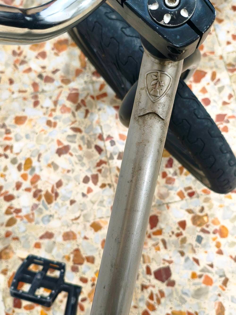 السلام عليكم ⚡ BMX Subrosa XL Custom (براندات أصلية + نظافة وإدامة فول)
تجميع احترافي مخدوم بالكامل حديثاً، مشدود على السن وجاهز للركوب والتدريب مباشرة بدون ما تصرف عليه أي دينار.
🛠️ المواصفات والقطع:
الفريم (Frame): Subrosa Tiro XL (مقاس 21 XL مرغوب ومريح جداً) - مظهر Raw معدن شفاف.
الستم (الرقبة - Stem): Animal احترافي.
المسنن (Sprocket): قياس 25 سن (25T) ألومنيوم مخروط بتقنية CNC عالية الدقة.
الكرنك والدواسات (البيدلات - Crank & Pedals): كرنك محكم مع بدلات ماركة LM.
الإطارات والرّمات (Tires & Rims): طقم Rant قوي.
السرج والقفل (Seat & Clamp): سرج Colony مع قفل Shadow أصلي.
الشوكة (Fork): Subrosa أصلية.
الستيرن (Handlebar): نوعية ممتازة ومريحة  كروم (تم وضعها هنا لأن الماركة غير محددة).

⚙️ خيارات البطيخات (الهبات):
الدراجة متوفرة بسيتين حسب رغبة الشراي:
السيت التوب (Pro FX Freecoaster):
بطيخة خلفية Cinema FX Freecoaster (نظيفة جداً وتمت إدامتها حديثاً) مع أغطية حماية أصلية (Hub Guards).
ضمان معايرة وإمكانية ضبط الـ Slack من ربع فرة إلى نص فرة حسب رغبة اللاعب وأسلوب ركوبه.
بطيخة أمامية Animal (محامل مقفولة Full Sealed Bearings).

السيت الأصلي (Standard Rant):
بطيخة خلفية Rant (بولبرن Sealed) + بطيخة أمامية أصلية (صجم موشمات).

🔄 البيع والمراوس:
💰 السعر: يختلف حسب السيت المطلوب (السعر والتفاصيل على الخاص للجادين والفاهمين بالقطع).

🔁 المراوس: متوفر خيار المراوس بسيت احترافي أو فريم احترافي فئة عالية (High-End) فقط.. نزل عرضك وصورك بالخاص.
📍 المكان: بغداد
📞 للتواصل: [ خاص او وتساب *********** ] تحياتي للجميع.
