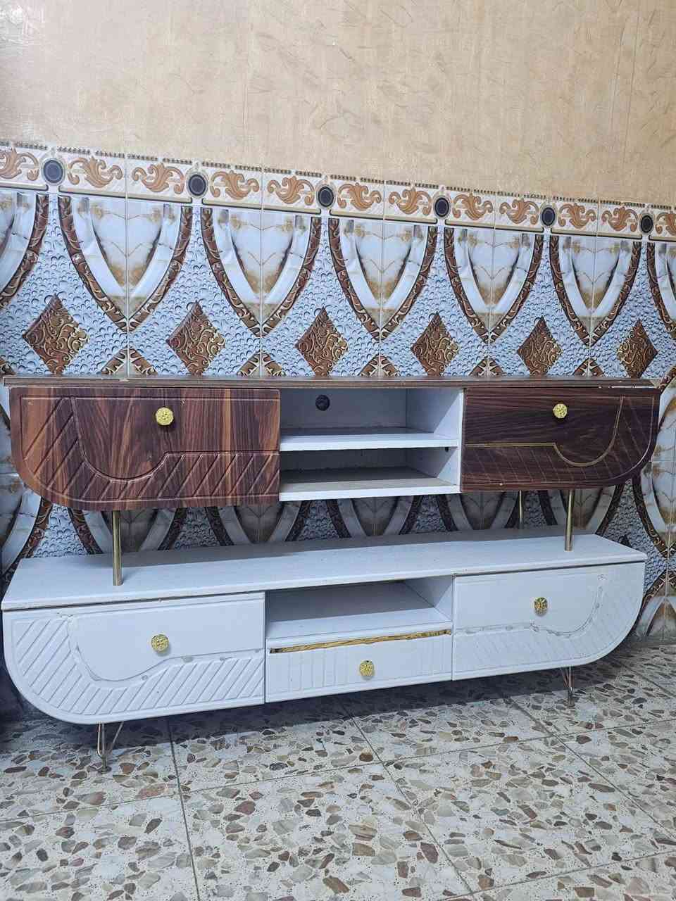 ميز تيفي جدد غير مستعمل قياسة 140 نهائيا سعرة 35 الالف واكو توصيل داخل بغداد لاتصال واتساب فقط واكو ***********طبكلات وسطية سعرة قطعة 10 بيه اضرار بسطية مثل ما بصورة واكو توصيل داخل بغداد لاتصال واتساب فقط ***********
