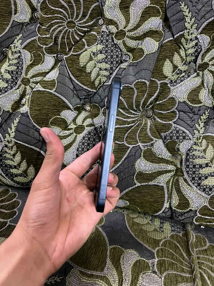 ايفون 13 عادي شرق اوسط ماستر A/AA
ملحقاته كاملة كارتون مطابق 
- *التخزين*: 128GB
- *البطارية*: 88%
- *السعر*: 500 الف سعر نهائي 
- ⁠مكاني الحلة 
متواجد اتصال فقط 
- ⁠رقمي ***********
